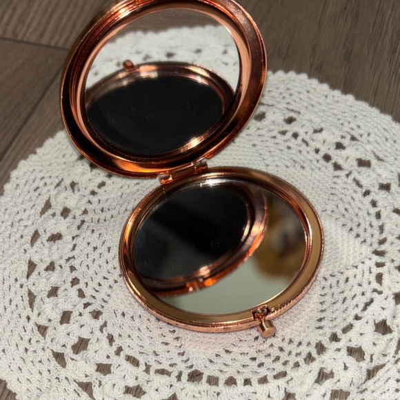 Sparkling Compact Mirror - Picture 3 of 6